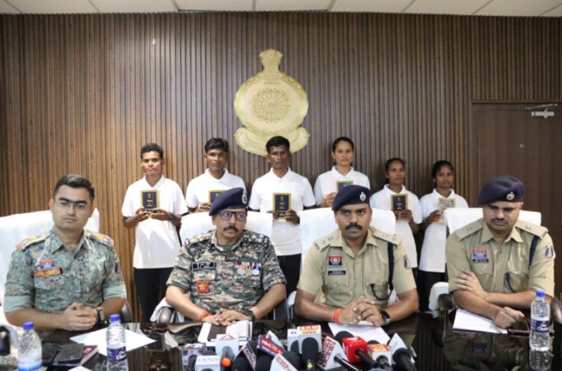 Six Odisha-Linked Maoist Cadres Surrender in Chhattisgarh’s Bijapur, Rewards Total INR 35 Lakh